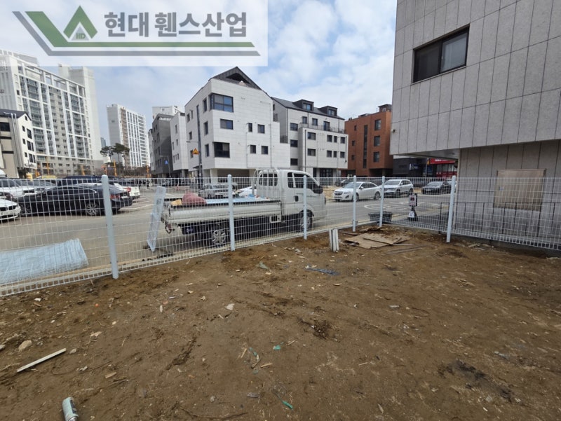 평택휀스 펜스 울타리 - 평택시 고덕동에 위치한 나대지 경계에 메쉬휀스를 시공한 현장을 소개합니다.