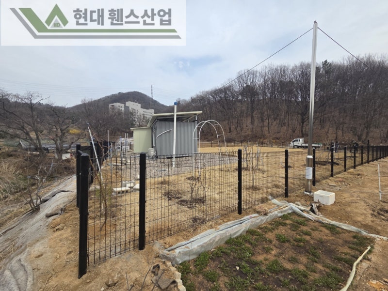 아산휀스 펜스 울타리 - 아산시 배방읍에 위치한 농막주택 경계에 메쉬휀스를 시공한 현장을 소개합니다. 아산휀스 펜스 울타리 - 아산시 배방읍에 위치한 농막주택 경계에 메쉬휀스를 시공한 현장을 소개합니다.
