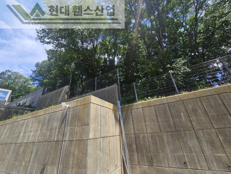 천안휀스 펜스 울타리 - 천안시 성거읍에 위치한 고급 전원주택에 경계용 메쉬휀스를 설치한 현장을 소개합니다.
