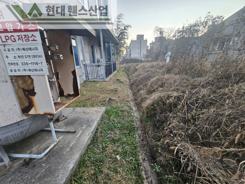 아산휀스 펜스 울타리 - 아산시 배방읍에 위치한 교회 건물 뒤편에 경계용 메쉬휀스를 시공한 현장을 소개합니다.