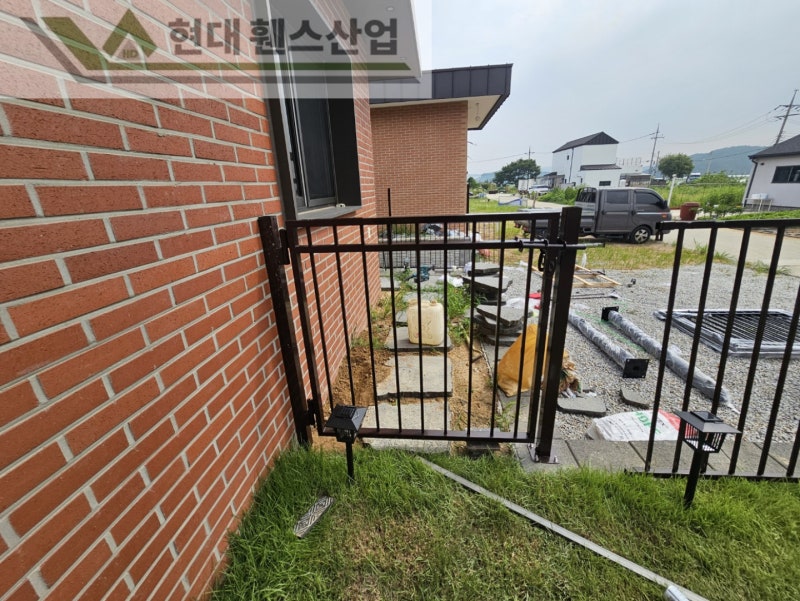 안산휀스 펜스 울타리 - 안산시 단원구 대부도 전원주택 현장에 아름다운 베이직휀스를 설치한 현장을 소개합니다. 안산휀스 펜스 울타리 - 안산시 단원구 대부도 전원주택 현장에 아름다운 베이직휀스를 설치한 현장을 소개합니다.