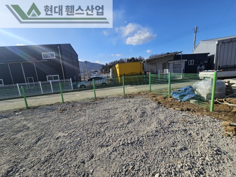 아산휀스 펜스 울타리 - 아산시 영인면에 위치한 나대지에 경계용 메쉬휀스를 시공한 현장을 소개합니다. 아산휀스 펜스 울타리 - 아산시 영인면에 위치한 나대지에 경계용 메쉬휀스를 시공한 현장을 소개합니다.