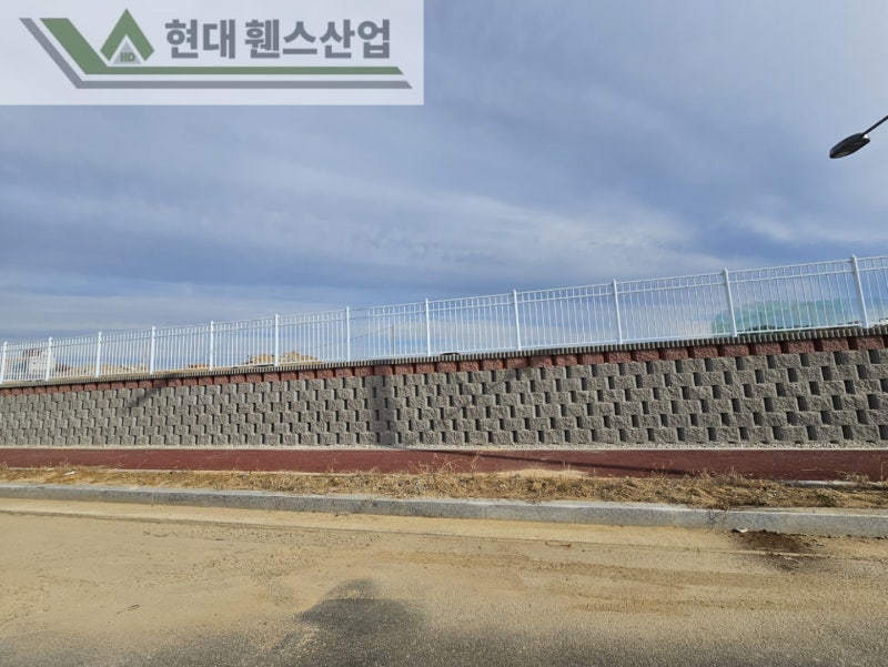 평택휀스 펜스 울타리 - 평택시 칠괴동에 위치한 신축산업단지 부지 경계에 경계용 베이직 B형휀스를 시공한 현장을 소개합니다.