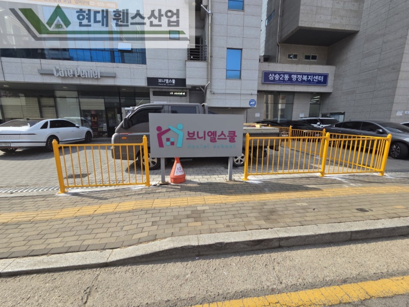 부평휀스 펜스 울타리 - 부평시 삼송동에 위치한 교회 건물 주차장에 경계용 베이직휀스를 시공한 현장을 소개합니다. 부평휀스 펜스 울타리 - 부평시 삼송동에 위치한 교회 건물 주차장에 경계용 베이직휀스를 시공한 현장을 소개합니다.