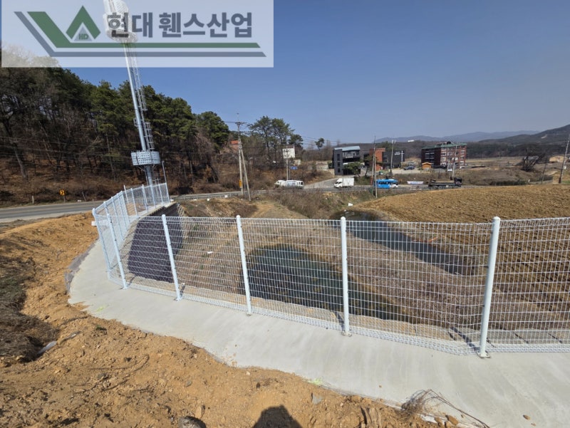 천안휀스 펜스 울타리 - 천안시 직산읍에 위치한 나대지 경계에 추락방지용 메쉬휀스를 시공한 현장을 소개합니다.