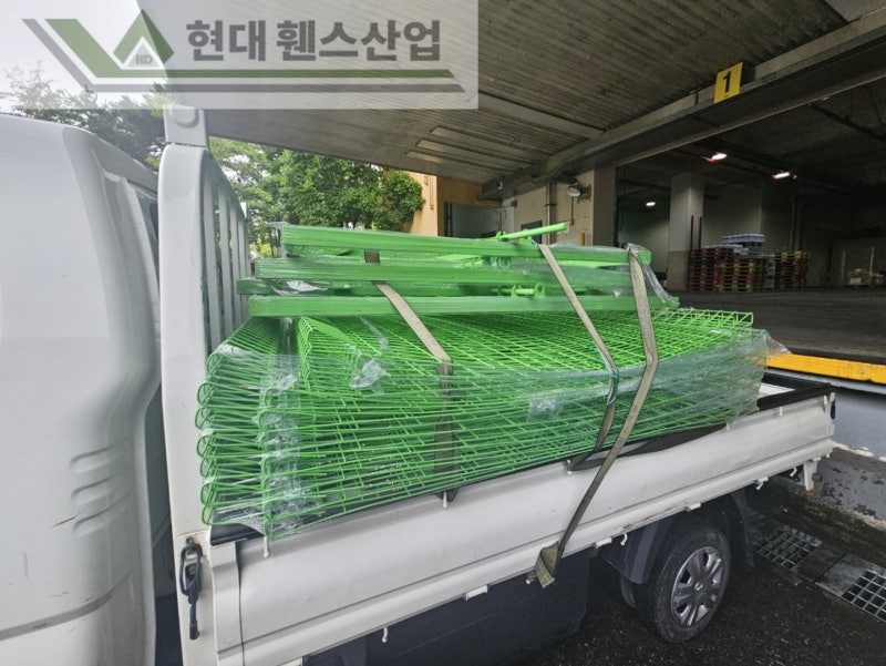 평택휀스 펜스 울타리 - 평택시에 위치한 물류창고에 있는 컨베이어벨트 주변에 위험방지용 메쉬휀스를 설치한 현장을 소개합니다.