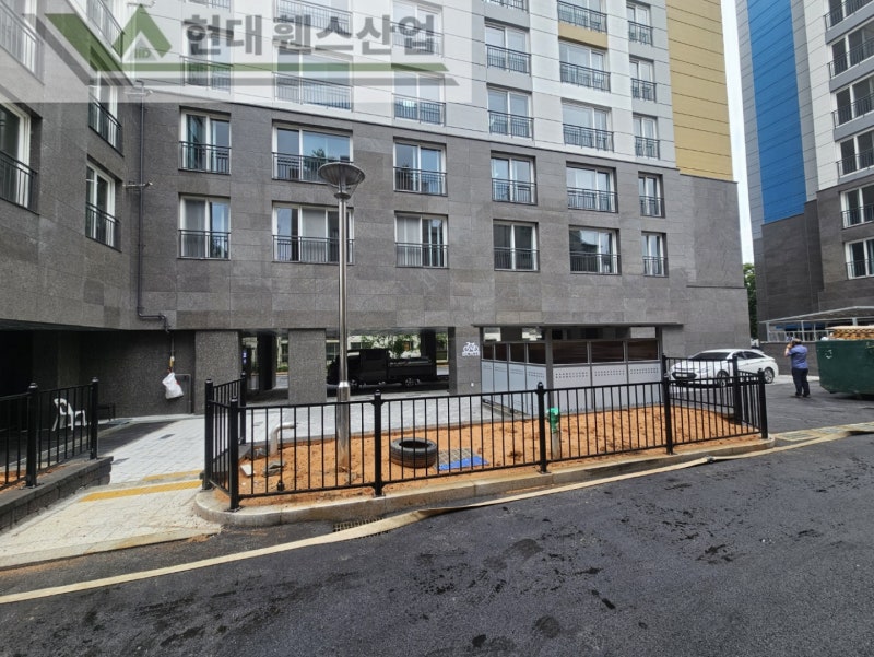 부천휀스 펜스 울타리 - 부천시 원종동에 위치한 신규 재건축 아파트 경계에 베이직 A형 휀스를 설치한 현장을 소개합니다. 부천휀스 펜스 울타리 - 부천시 원종동에 위치한 신규 재건축 아파트 경계에 베이직 A형 휀스를 설치한 현장을 소개합니다.