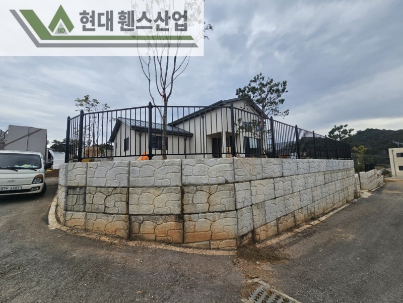 평택휀스 펜스 울타리 - 평택시 안중읍에 위치한 전원주택 경계에 베이직A형휀스를 시공한 현장을 소개합니다. 평택휀스 펜스 울타리 - 평택시 안중읍에 위치한 전원주택 경계에 베이직A형휀스를 시공한 현장을 소개합니다.