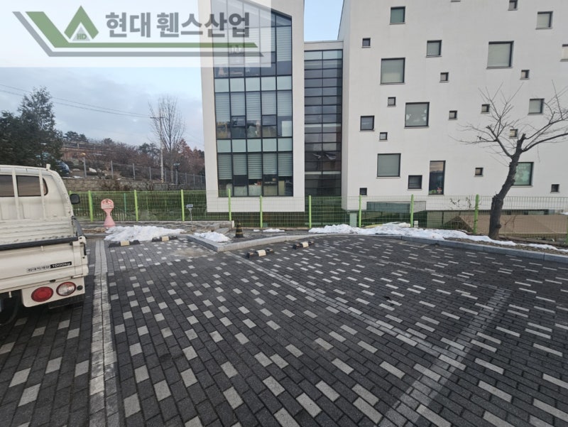 평택휀스 펜스 울타리 - 평택시 용이동에 위치한 유치원 주차장에 기존 메쉬휀스 철거 및 베이직B형휀스를 시공한 현장을 소개합니다.