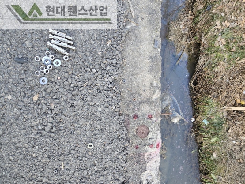 천안휀스 펜스 울타리 - 천안시 직산읍에 위치한 제조 공장 경계에 오래된 메쉬휀스를 철거하고 새로운 메쉬휀스를 시공한 현장을 소개합니다. 천안휀스 펜스 울타리 - 천안시 직산읍에 위치한 제조 공장 경계에 오래된 메쉬휀스를 철거하고 새로운 메쉬휀스를 시공한 현장을 소개합니다.