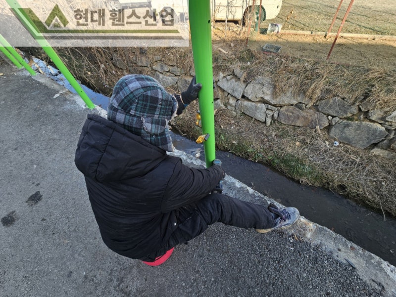 천안휀스 펜스 울타리 - 천안시 직산읍에 위치한 제조 공장 경계에 오래된 메쉬휀스를 철거하고 새로운 메쉬휀스를 시공한 현장을 소개합니다. 천안휀스 펜스 울타리 - 천안시 직산읍에 위치한 제조 공장 경계에 오래된 메쉬휀스를 철거하고 새로운 메쉬휀스를 시공한 현장을 소개합니다.