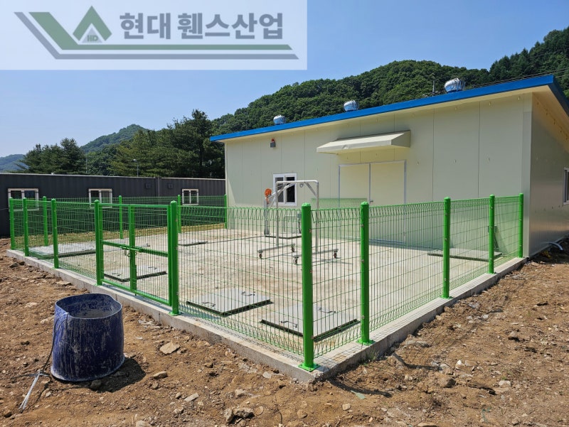 보령휀스 펜스 울타리 - 보령시 신흑동에 위치한 건축 준비 중인 사무실 건물에 경계용 메쉬휀스를 설치한 현장을 소개합니다. 보령휀스 펜스 울타리 - 보령시 신흑동에 위치한 건축 준비 중인 사무실 건물에 경계용 메쉬휀스를 설치한 현장을 소개합니다.