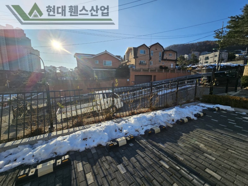 평택휀스 펜스 울타리 - 평택시 용이동에 위치한 유치원 주차장에 기존 메쉬휀스 철거 및 베이직B형휀스를 시공한 현장을 소개합니다.