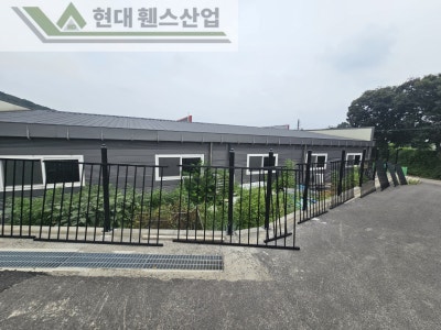천안휀스 펜스 울타리 - 천안시 서북구에 위치한 신축 카페 건물 경계에 베이직휀스를 시공한 현장을 소개합니다. 천안휀스 펜스 울타리 - 천안시 서북구에 위치한 신축 카페 건물 경계에 베이직휀스를 시공한 현장을 소개합니다.