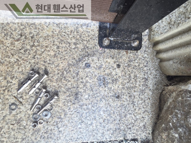 천안휀스 펜스 울타리 - 천안시 성거읍에 위치한 전원주택에 목재 가림막휀스를 시공한 현장을 소개합니다. 천안휀스 펜스 울타리 - 천안시 성거읍에 위치한 전원주택에 목재 가림막휀스를 시공한 현장을 소개합니다.