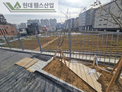 용인휀스 펜스 울타리 - 용인시 보정동에 위치한 신축 원룸빌라 경계에 추락방지용 베이직A형휀스를 시공한 현장을 소개합니다.