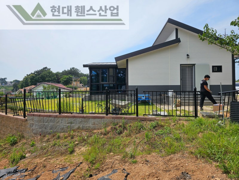 평택휀스 펜스 울타리 - 평택시 칠원동에 위치한 전원주택단지에 베이직휀스를 설치한 현장을 소개합니다.