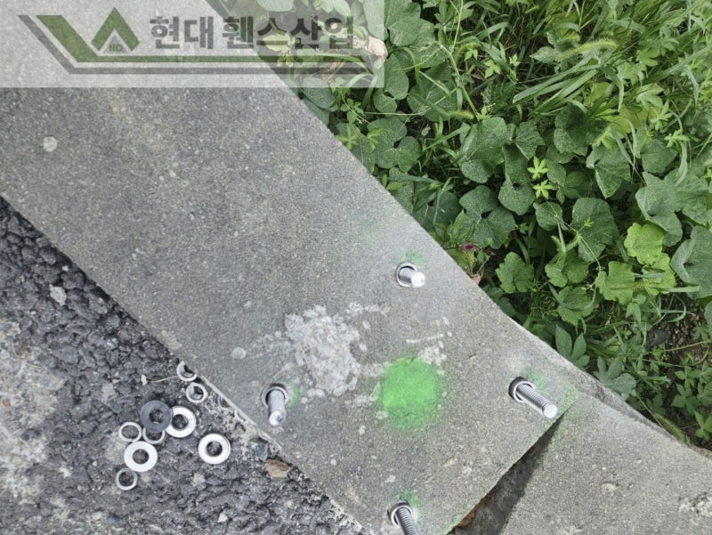천안휀스 펜스 울타리 - 천안시 서북구에 위치한 신축 카페 건물 경계에 베이직휀스를 시공한 현장을 소개합니다. 천안휀스 펜스 울타리 - 천안시 서북구에 위치한 신축 카페 건물 경계에 베이직휀스를 시공한 현장을 소개합니다.