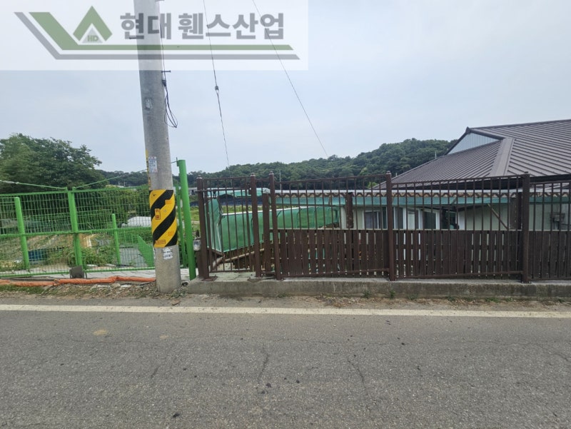 천안휀스 펜스 울타리 - 천안시 성환읍에 위치한 시골마을 집 담장에 베이직휀스를 설치한 현장을 소개합니다. 천안휀스 펜스 울타리 - 천안시 성환읍에 위치한 시골마을 집 담장에 베이직휀스를 설치한 현장을 소개합니다.