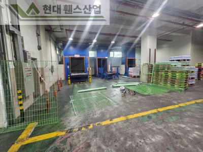 평택휀스 펜스 울타리 - 평택시에 위치한 물류창고에 있는 컨베이어벨트 주변에 위험방지용 메쉬휀스를 설치한 현장을 소개합니다.