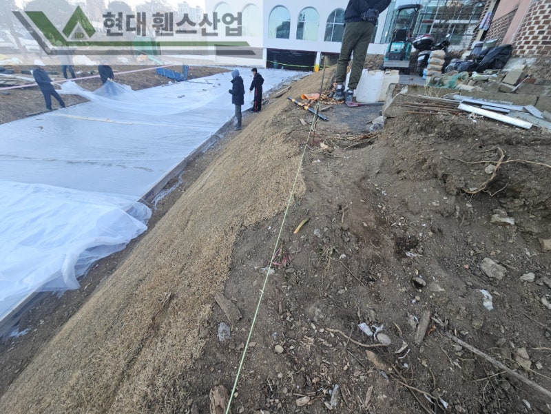 오산휀스 펜스 울타리 - 오산시 지곶동에 위치한 신축 건물에 경계용 메쉬휀스를 시공한 현장을 소개합니다.