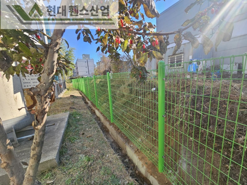 아산휀스 펜스 울타리 - 아산시 배방읍에 위치한 교회 건물 뒤편에 경계용 메쉬휀스를 시공한 현장을 소개합니다.