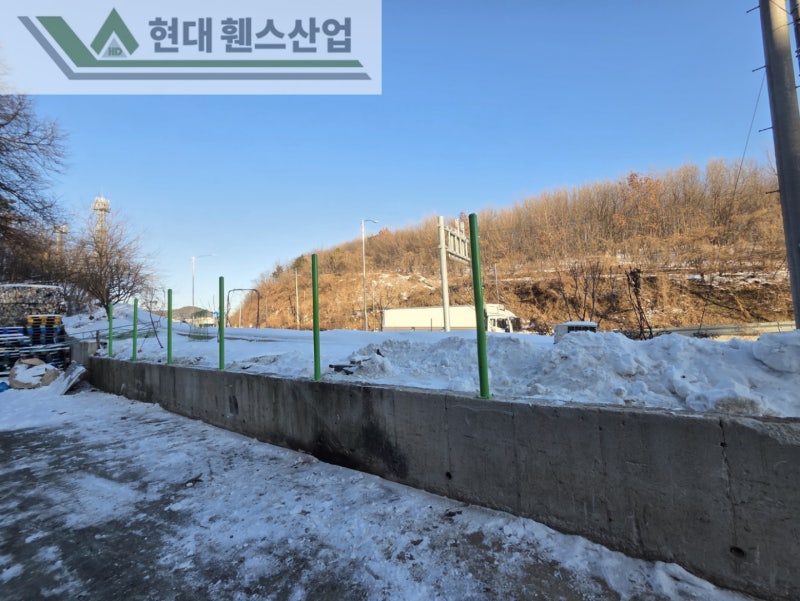 아산휀스 펜스 울타리 - 아산시 용화동에 위치한 재활용 공장 경계에 차폐휀스를 시공한 현장을 소개합니다. 아산휀스 펜스 울타리 - 아산시 용화동에 위치한 재활용 공장 경계에 차폐휀스를 시공한 현장을 소개합니다.
