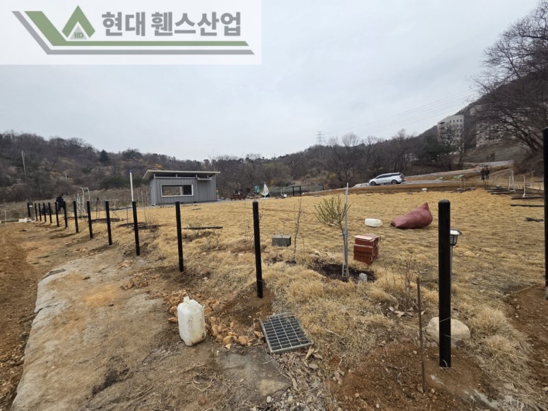 아산휀스 펜스 울타리 - 아산시 배방읍에 위치한 농막주택 경계에 메쉬휀스를 시공한 현장을 소개합니다. 아산휀스 펜스 울타리 - 아산시 배방읍에 위치한 농막주택 경계에 메쉬휀스를 시공한 현장을 소개합니다.