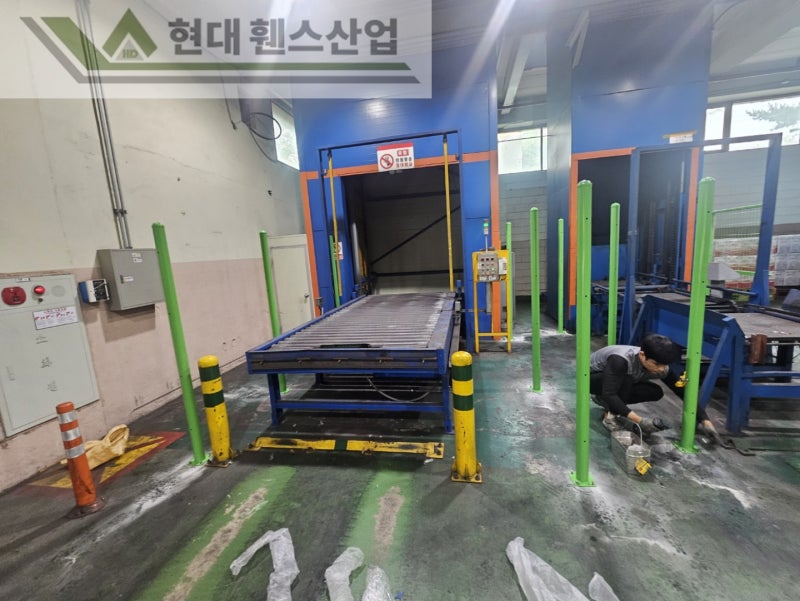 평택휀스 펜스 울타리 - 평택시에 위치한 물류창고에 있는 컨베이어벨트 주변에 위험방지용 메쉬휀스를 설치한 현장을 소개합니다.