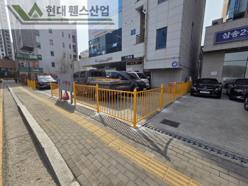 부평휀스 펜스 울타리 - 부평시 삼송동에 위치한 교회 건물 주차장에 경계용 베이직휀스를 시공한 현장을 소개합니다. 부평휀스 펜스 울타리 - 부평시 삼송동에 위치한 교회 건물 주차장에 경계용 베이직휀스를 시공한 현장을 소개합니다.