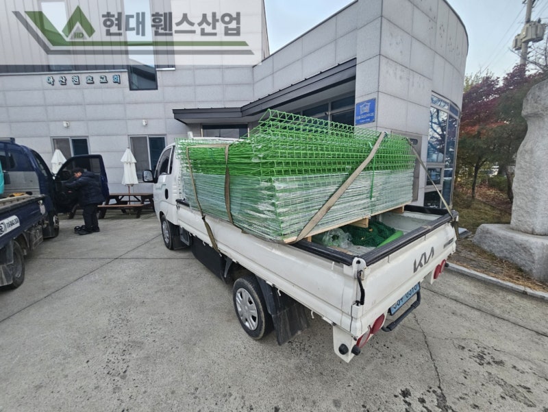 아산휀스 펜스 울타리 - 아산시 배방읍에 위치한 교회 건물 뒤편에 경계용 메쉬휀스를 시공한 현장을 소개합니다.
