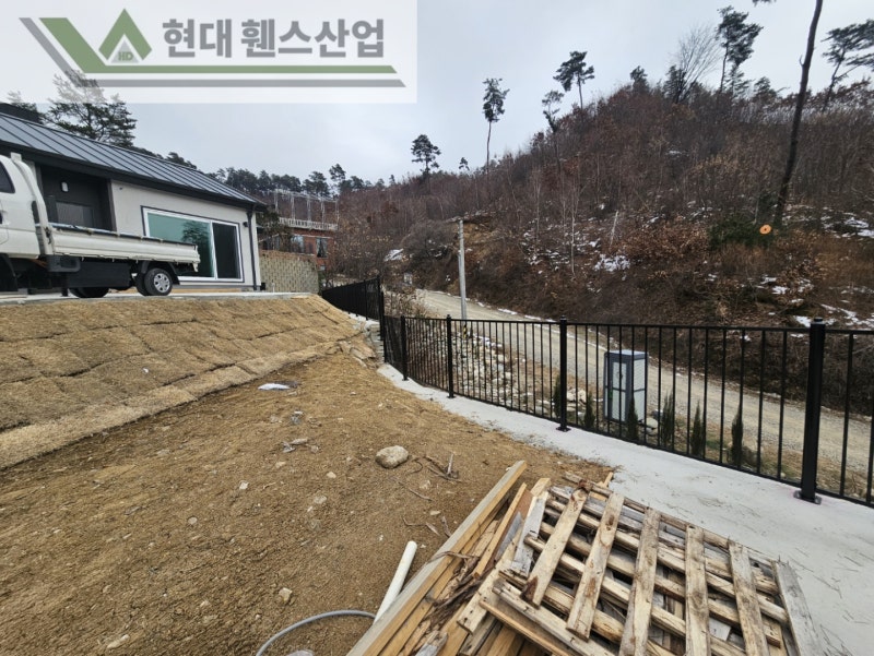 아산휀스 펜스 울타리 - 아산시 온천동에 위치한 전원주택 경계에 베이직A형휀스를 시공한 현장을 소개합니다. 아산휀스 펜스 울타리 - 아산시 온천동에 위치한 전원주택 경계에 베이직A형휀스를 시공한 현장을 소개합니다.