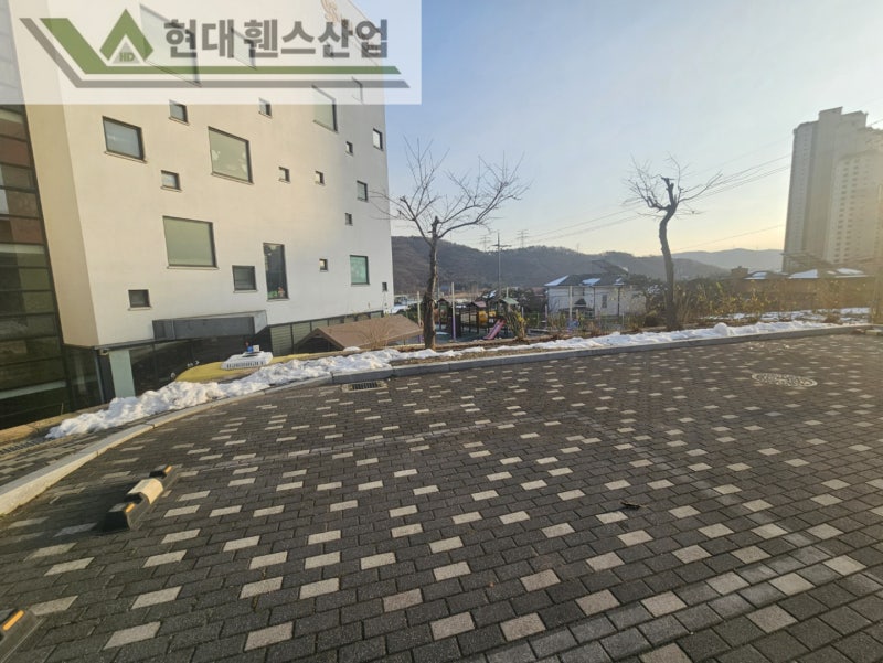 평택휀스 펜스 울타리 - 평택시 용이동에 위치한 유치원 주차장에 기존 메쉬휀스 철거 및 베이직B형휀스를 시공한 현장을 소개합니다.