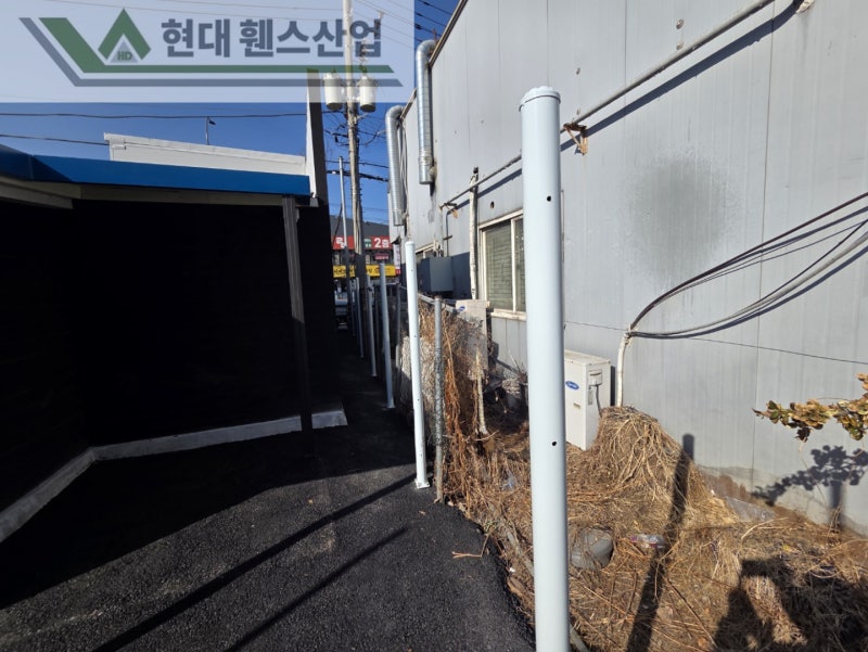 수원휀스 펜스 울타리 - 수원시 인계동에 위치한 신축건물에 경계용 메쉬휀스를 시공한 현장을 소개합니다.