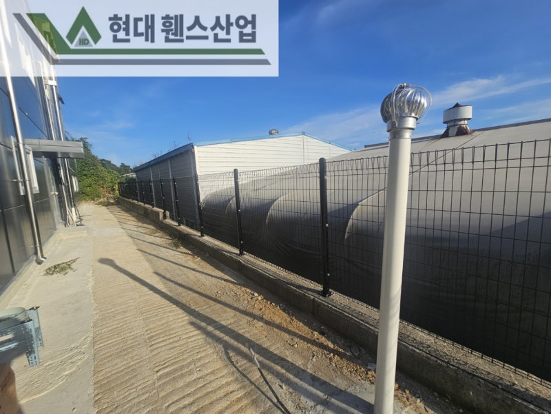 천안휀스 펜스 울타리 - 천안시 신방동에 위치한 공장 경계 옹벽에 메쉬휀스를 시공한 현장을 소개합니다. 천안휀스 펜스 울타리 - 천안시 신방동에 위치한 공장 경계 옹벽에 메쉬휀스를 시공한 현장을 소개합니다.