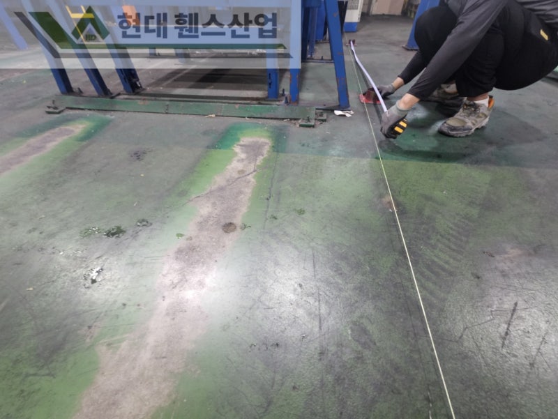 평택휀스 펜스 울타리 - 평택시에 위치한 물류창고에 있는 컨베이어벨트 주변에 위험방지용 메쉬휀스를 설치한 현장을 소개합니다.