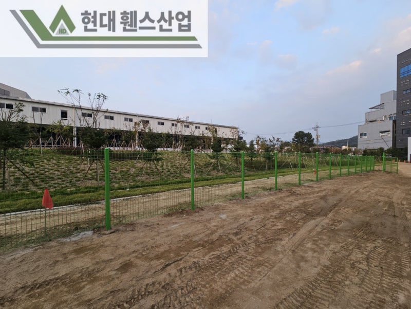 오산휀스 펜스 울타리 - 오산시 초평동에 위치한 나대지 경계에 메쉬휀스를 시공한 현장을 소개합니다.