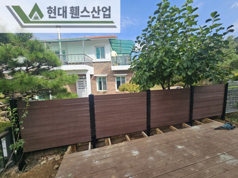평택 휀스 펜스 울타리 - 평택시 청북읍에 위치한 전원주택에 합성목재 가림막휀스를 시공한 현장을 소개합니다. 평택 휀스 펜스 울타리 - 평택시 청북읍에 위치한 전원주택에 합성목재 가림막휀스를 시공한 현장을 소개합니다.