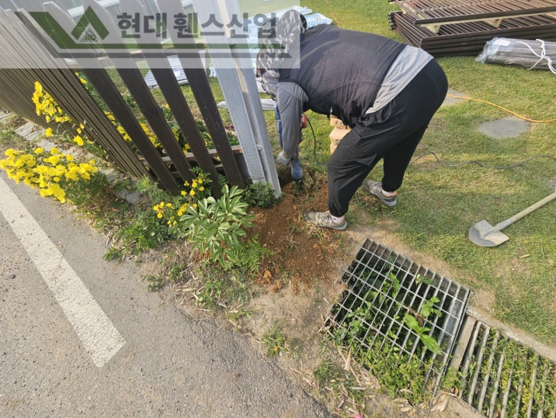 천안휀스 펜스 울타리 - 천안시 성환읍에 위치한 시골마을 집 담장에 베이직휀스를 설치한 현장을 소개합니다. 천안휀스 펜스 울타리 - 천안시 성환읍에 위치한 시골마을 집 담장에 베이직휀스를 설치한 현장을 소개합니다.