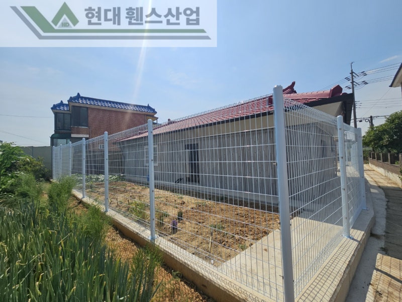 천안휀스 펜스 울타리 - 천안시 성환읍에 위치한 시골 마을 주택에 경계용 메쉬휀스를 설치한 현장을 소개합니다. 천안휀스 펜스 울타리 - 천안시 성환읍에 위치한 시골 마을 주택에 경계용 메쉬휀스를 설치한 현장을 소개합니다.