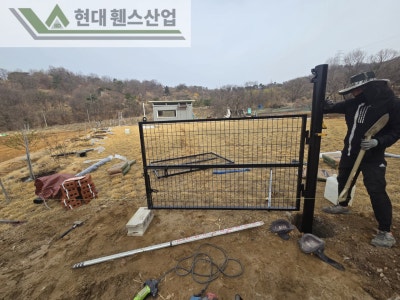 아산휀스 펜스 울타리 - 아산시 배방읍에 위치한 농막주택 경계에 메쉬휀스를 시공한 현장을 소개합니다. 아산휀스 펜스 울타리 - 아산시 배방읍에 위치한 농막주택 경계에 메쉬휀스를 시공한 현장을 소개합니다.