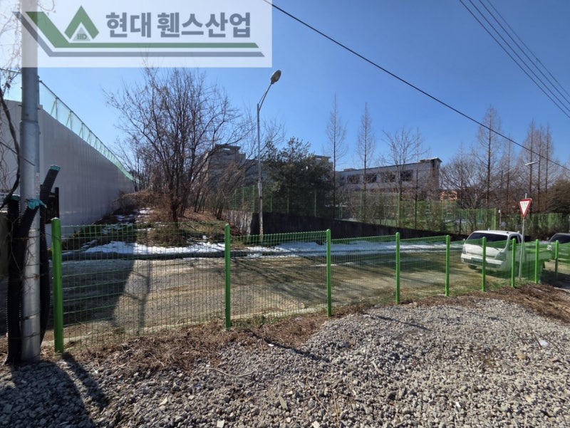평택휀스 펜스 울타리 - 평택시 송탄동에 위치한 렌터카 회사 주차장 부지에 경계용 메쉬휀스를 시공한 현장을 소개합니다.