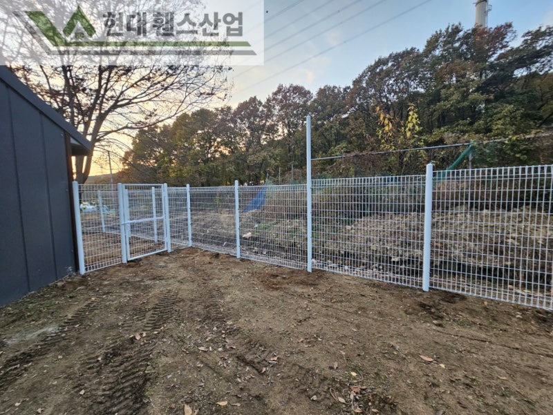 이천휀스 펜스 울타리 - 이천시 부발읍에 위치한 유기견보호소 경계에 메쉬휀스를 시공한 현장을 소개합니다.