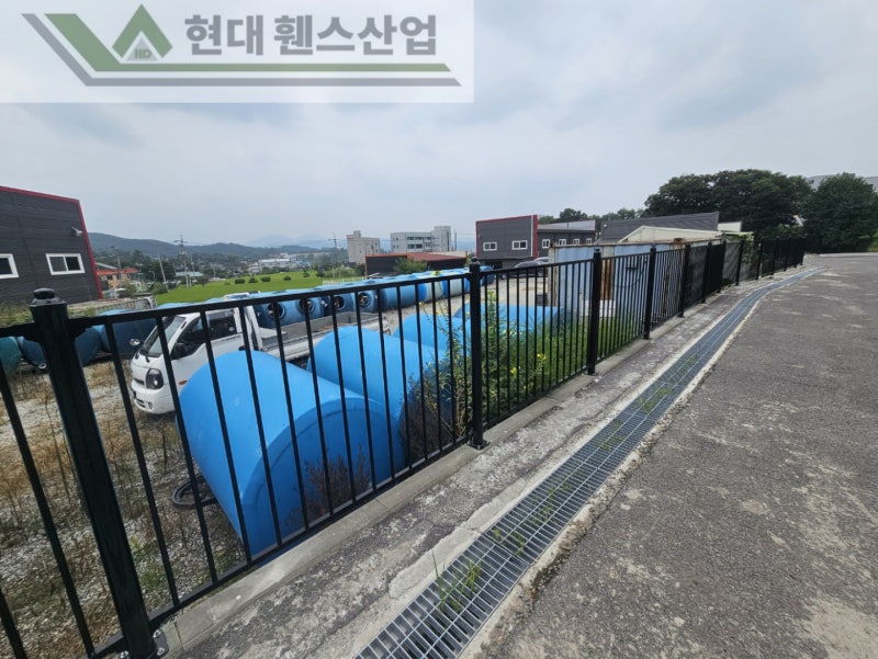 천안휀스 펜스 울타리 - 천안시 서북구에 위치한 신축 카페 건물 경계에 베이직휀스를 시공한 현장을 소개합니다. 천안휀스 펜스 울타리 - 천안시 서북구에 위치한 신축 카페 건물 경계에 베이직휀스를 시공한 현장을 소개합니다.