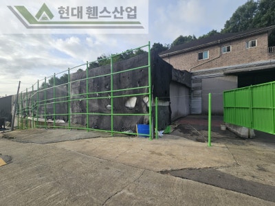 천안휀스 펜스 울타리 - 천안시 목천읍에 위치한 공장 경계에 차폐휀스를 설치한 현장을 소개합니다.