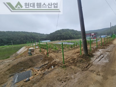 아산휀스 펜스 울타리 - 아산시 신창면에 위치한 농막 부지 경계에 메쉬휀스를 설치한 현장을 소개합니다. 아산휀스 펜스 울타리 - 아산시 신창면에 위치한 농막 부지 경계에 메쉬휀스를 설치한 현장을 소개합니다.