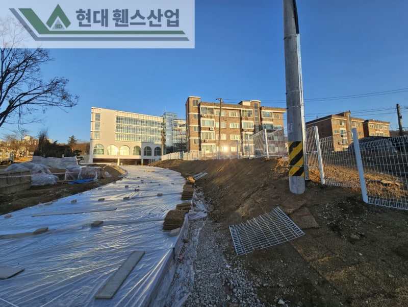 오산휀스 펜스 울타리 - 오산시 지곶동에 위치한 신축 건물에 경계용 메쉬휀스를 시공한 현장을 소개합니다.