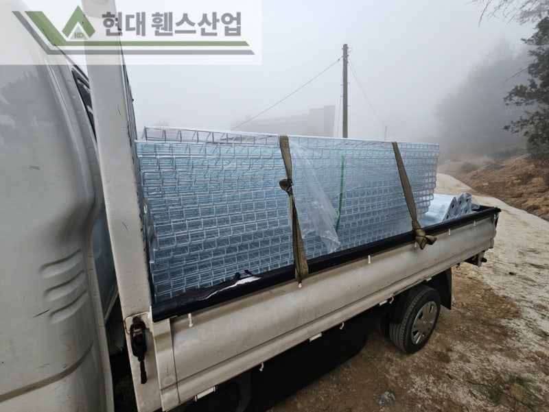 수원휀스 펜스 울타리 - 수원시 권선구 고색동에 위치한 신축 건물 경계에 추락방지용 메쉬휀스를 시공한 현장을 소개합니다.