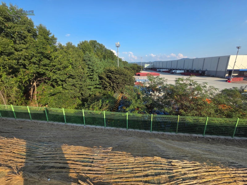 천안휀스 펜스 경사 구역 안전 설치 300m 규모 시공 [현대휀스산업]