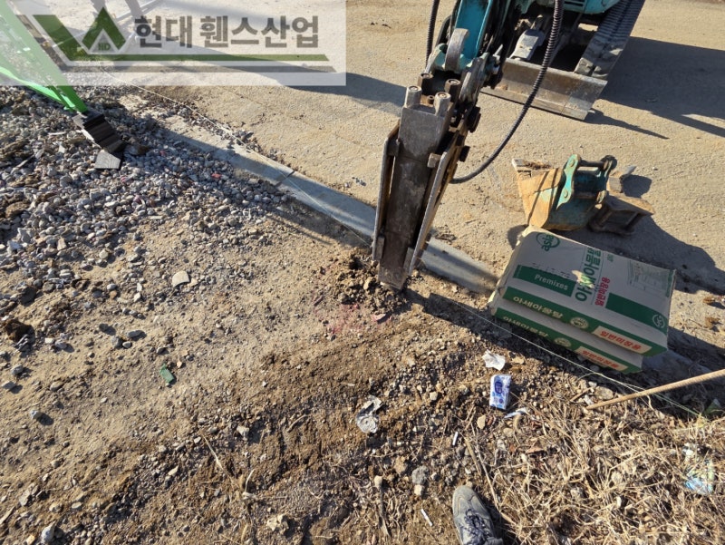 평택휀스 펜스 울타리 - 평택시 송탄동에 위치한 렌터카 회사 주차장 부지에 경계용 메쉬휀스를 시공한 현장을 소개합니다.